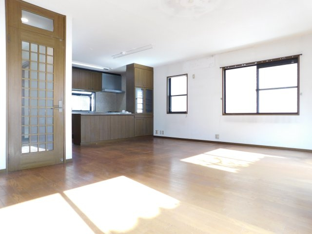 津島市鹿伏兎町上春日台の中古一戸建の居間・リビング|◇リビング◇　　南面明るいリビング約１８．０帖　キッチン前面には収納付き♪