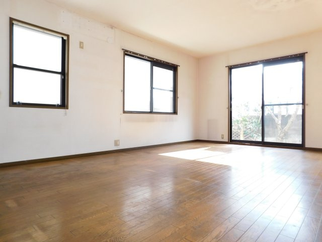 津島市鹿伏兎町上春日台の中古一戸建の居間・リビング|◇リビング◇　　南面明るいリビング約１８．０帖　三面採光の開放感のある空間♪