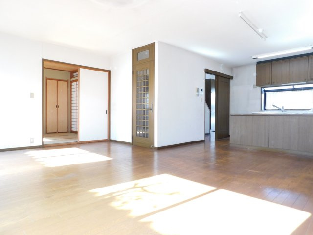 津島市鹿伏兎町上春日台の中古一戸建の居間・リビング|◇リビング◇　　南面明るいリビング約１８．０帖　和室と続き間で利用できます♪　