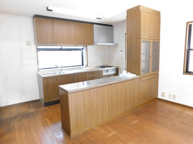 津島市鹿伏兎町上春日台の中古一戸建のキッチン|◇キッチン◇　　システムキッチン・吊戸棚・勝手口