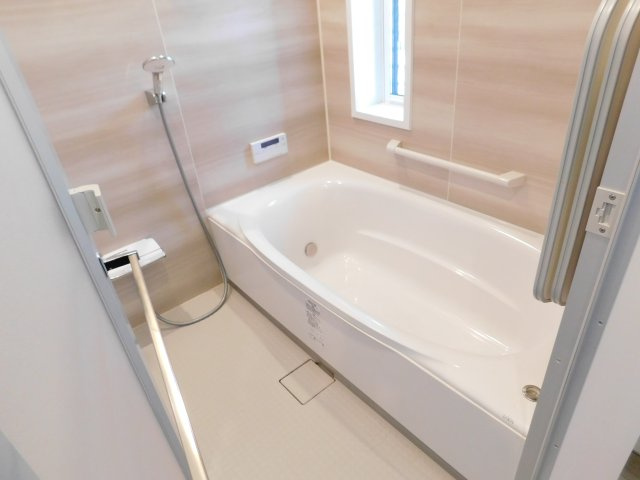 津島市鹿伏兎町上春日台の中古一戸建の浴室|◇浴室◇　　浴室暖房・追炊き給湯　