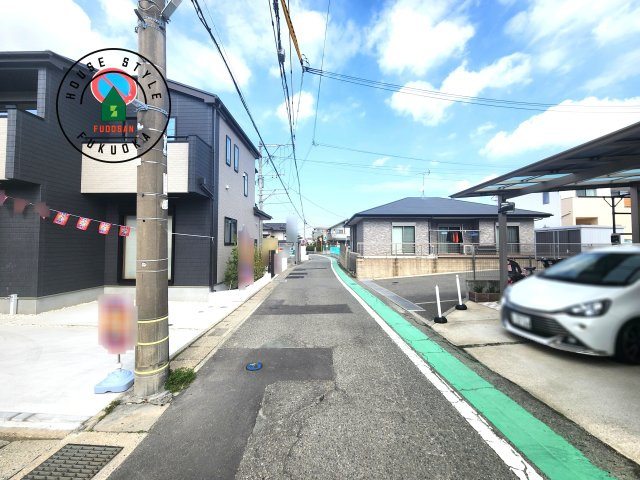 春日市須玖北5丁目第1-7棟（C号棟）の前面道路含む現地写真|前面道路は閑静な住宅地をはしる車通りの少ない道路。お車の出し入れが苦手なママや小さなお子様にも安心ですね。しっかり舗装もされているので、ベビーカーや自転車で通っても快適に通行できます。