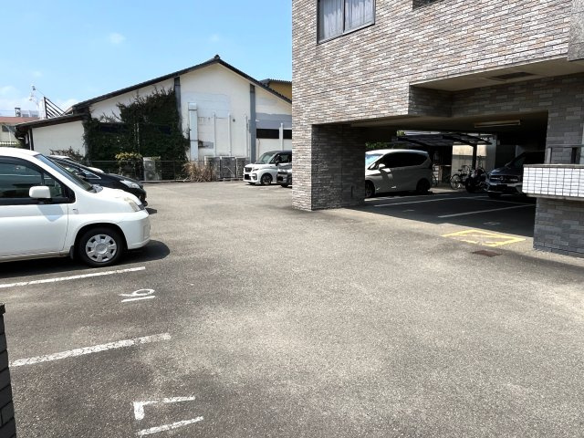 エリセオ毘舎丸の駐車場