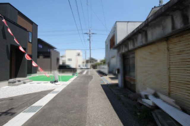 南国市後免町　新築戸建　3号棟　（全3区画）の前面道路含む現地写真