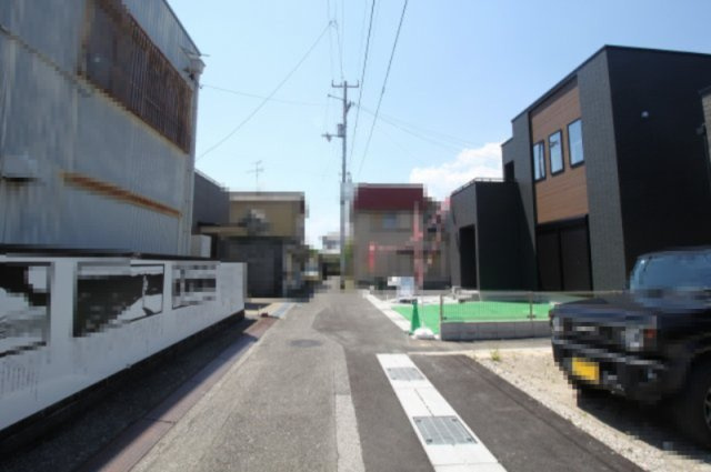 南国市後免町　新築戸建　3号棟　（全3区画）の前面道路含む現地写真