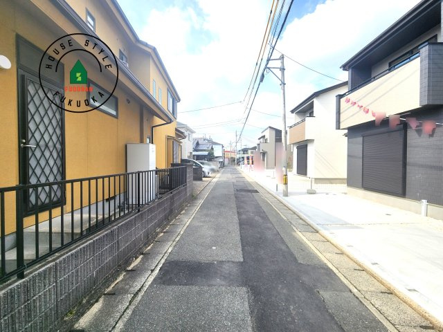 春日市須玖北5丁目第1-7棟（F号棟）の前面道路含む現地写真|前面道路は閑静な住宅地をはしる車通りの少ない道路。お車の出し入れが苦手なママや小さなお子様にも安心ですね。しっかり舗装もされているので、ベビーカーや自転車で通っても快適に通行できます。