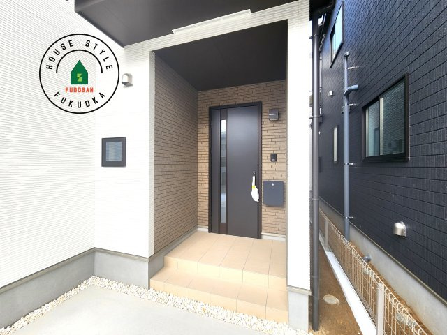 春日市須玖北5丁目第1-7棟（F号棟）の玄関|おでかけの時も帰った時も、「我が家」を最初に感じでもらえる素敵な空間に。