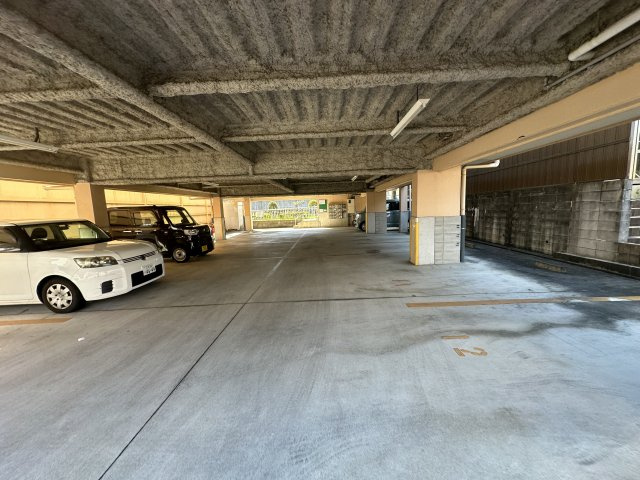 ペアフォートの駐車場