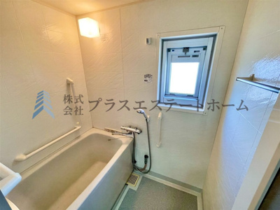 【浴室】 | 上田東町住宅二号棟 | 窓付きの浴室で採光、換気、開放感の向上などの多くのメリットがあります♪