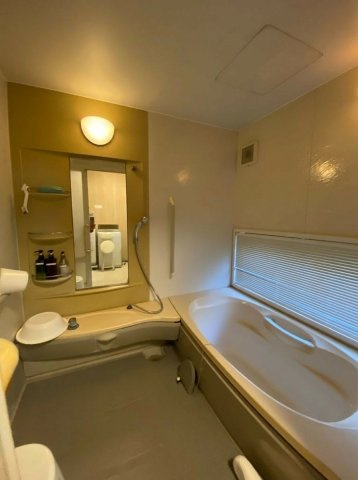 【7LDK×南道路】駐車場1台付きの大型戸建～埼玉県行田市藤原町三丁目～の浴室|清潔感あふれる白基調、ゆったり寛げるバスルーム