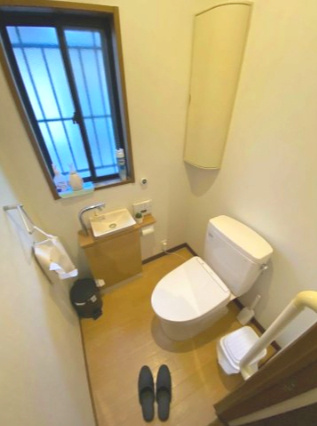 【7LDK×南道路】駐車場1台付きの大型戸建～埼玉県行田市藤原町三丁目～のトイレ|窓があり清潔感のある機能的なトイレ空間