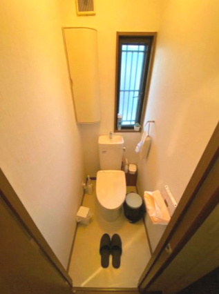 【7LDK×南道路】駐車場1台付きの大型戸建～埼玉県行田市藤原町三丁目～のトイレ|窓があり換気のできるトイレ