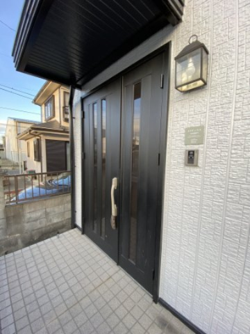 【7LDK×南道路】駐車場1台付きの大型戸建～埼玉県行田市藤原町三丁目～の玄関|シックな黒のドアが印象的な明るい玄関スペース
