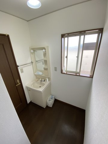 安定稼働と建物美が共存♪OC物件♪埼玉県熊谷市別府2丁目の独立洗面台|独立洗面台にも窓を配置し、朝の準備も気持ちよく。