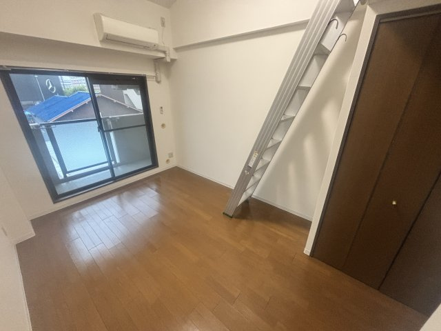 ローテローゼ本山の居間・リビング