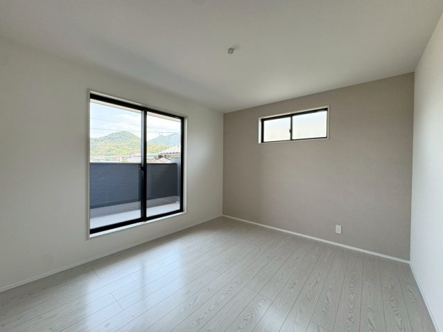  For.M Iーフォルムー小倉南区石田南1丁目1期　【小倉南区　新築戸建て】の洋室|２階7.5帖洋室はアクセントクロスが施されており、落ち着いた雰囲気を演出しています。　【小倉南区　新築戸建て】