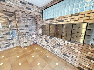 【その他】 | リブコート明石相生町 | 暗くなりがちな場所にブロックタイルで採光が取り入れられています♪