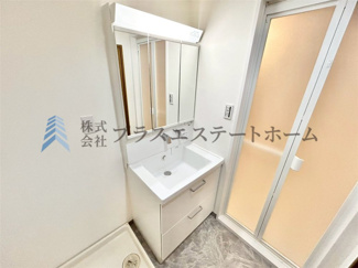 【その他】 | リブコート明石相生町 | 洗面化粧台♪三面鏡の後ろにも小物が収納できるのでごちゃごちゃせずスッキリします♪