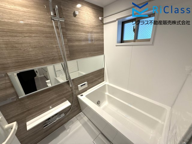 ワコーレグランシティ東山の浴室|浴室乾燥機付きです
窓もあります