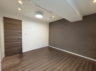 【寝室】 | 西新宿ビューハイツ | 約5.7帖の洋室。アクセントクロスが部屋の印象を引き締め、モダンな空間に（家具消しVR画像加工有り）
