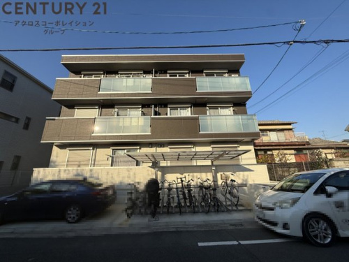 オートロックで外部の人間が簡単に出入りできないため安心です。
