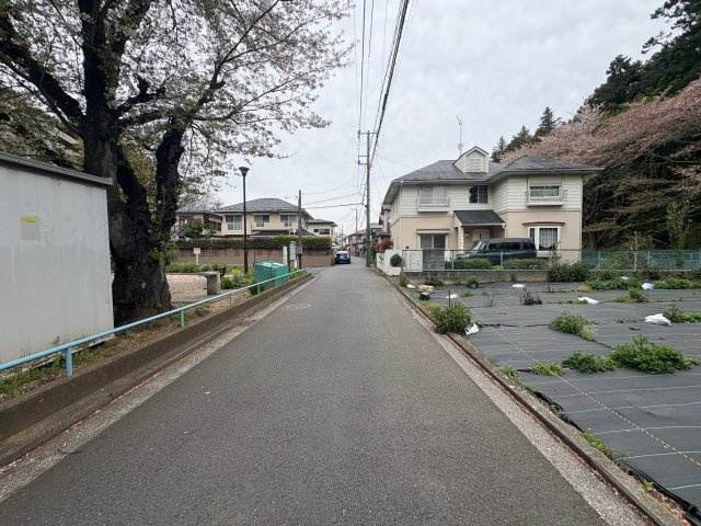 建築条件無し／土地面積約55坪／瀬谷区下瀬谷2丁目の前面道路含む現地写真