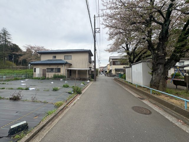建築条件無し／土地面積約55坪／瀬谷区下瀬谷2丁目の前面道路含む現地写真