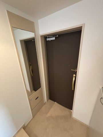 ニュー千葉稲毛ビルの玄関|収納もある玄関です