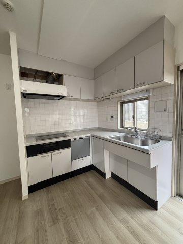 ニュー千葉稲毛ビルのキッチン|IH3口、食器洗浄機付き