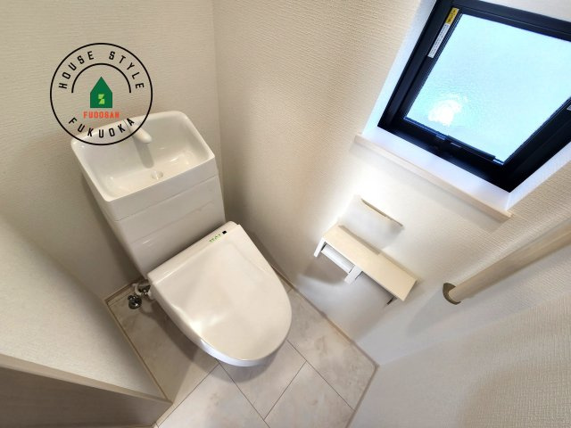 福岡市南区曰佐4丁目第1-2棟（A号棟）のトイレ|温水洗浄便座を完備しております。2ヶ所にトイレがあるのは朝の慌ただしい時間も安心です。