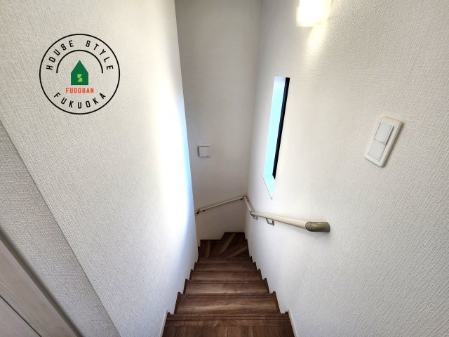 福岡市南区曰佐4丁目第1-2棟（A号棟）の内装|＜手すり付階段＞手すりがないと階段の昇り降りで危険なことはもちろん、壁に手をつきながら歩くことで壁紙が汚れやすくなります。すべての方に快適に昇り降りしていただくため、手すりを設置しました。