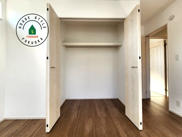 福岡市南区曰佐4丁目第1-2棟（A号棟）の収納|洋服や大きな荷物が多い方や人数の多いご家族などは、一般的なクローゼットよりもウォークインクローゼットのほうが使い勝手が良いです。