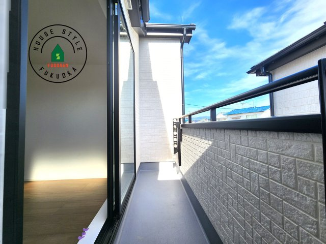 福岡市南区曰佐4丁目第1-2棟（A号棟）のバルコニー|風をしっかりと感じられるバルコニーでは、毎日が洗濯日和です。広々としているので洗濯も楽しくなるでしょうし、気分転換にバルコニーからの眺めを楽しむのもいいでしょう。