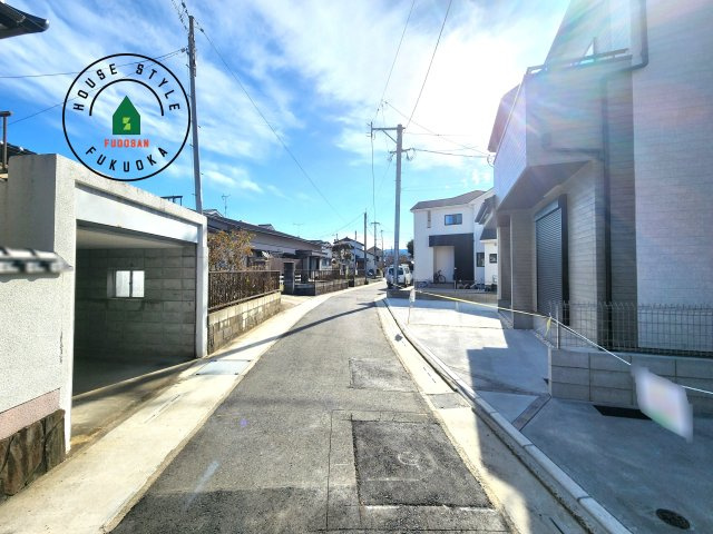 福岡市南区曰佐4丁目第1-2棟（A号棟）の前面道路含む現地写真|前面道路は閑静な住宅地をはしる車通りの少ない道路。お車の出し入れが苦手なママや小さなお子様にも安心ですね。しっかり舗装もされているので、ベビーカーや自転車で通っても快適に通行できます。
