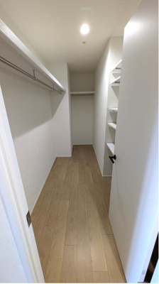 【収納】 | セレッソコート光明池ステーションシティ | 廊下に設けた大容量WIC。ご家族で共有が可能！棚板やハンガーパイプ付きで、衣類や小物などを区別して整理整頓しやすい収納スペースです。