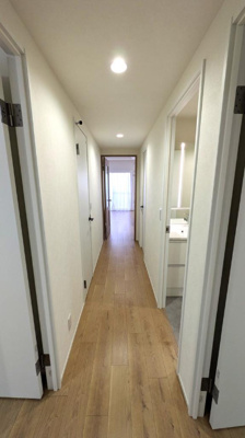 【内装】 | セレッソコート光明池ステーションシティ | 玄関から各部屋へ繋がる廊下は、木のぬくもりと白を基調とした明るい空間。ぜひ一度、現地をご覧ください。