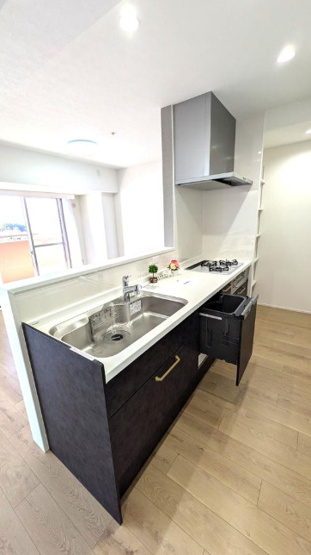 【キッチン】 | セレッソコート光明池ステーションシティ | 食器を一気に丸洗いでき、節水にもなる食洗機搭載！家事時間の短縮も叶い、ご家族で過ごす時間を大切にできますね。