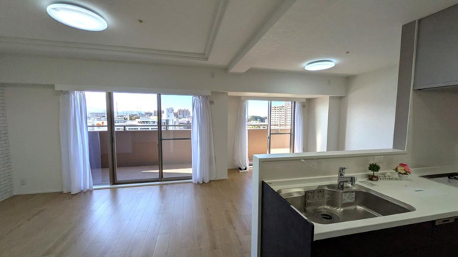 【居間・リビング】 | セレッソコート光明池ステーションシティ | 対面式キッチンを採用し、調理中でもご家族の様子を見守れます。お子様が遊んでいても安心してお過ごしいただけますね。