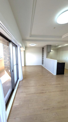 【居間・リビング】 | セレッソコート光明池ステーションシティ | 木目調のフローリングが、柔らかな印象を与えてくれています。20帖以上の広々空間で、団らんのひと時をお過ごしください！