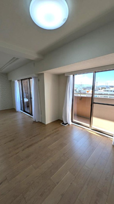 【居間・リビング】 | セレッソコート光明池ステーションシティ | 南西向きバルコニーに面し、大きな掃き出し窓からたっぷりと採光を取り込めます！日中は明るく、暖かく快適です。