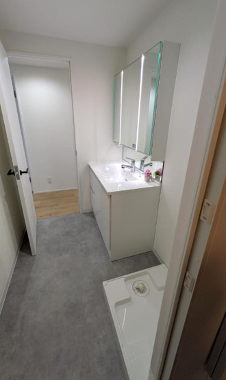 【独立洗面台】 | セレッソコート光明池ステーションシティ | 鏡が大きく、朝の身支度も捗る三面鏡付き洗面化粧台を設置。鏡裏やボウル下に収納付きで、洗面周りがスッキリ片付きます！