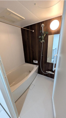 【浴室】 | セレッソコート光明池ステーションシティ | 足を伸ばしてゆったりと湯船に浸かれる広々バスルーム。時間や天気を気にせず洗濯物を乾かせる浴室乾燥機付き！