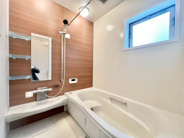 名東区香流三丁目戸建の浴室|窓のある浴室！換気もらくらくです！