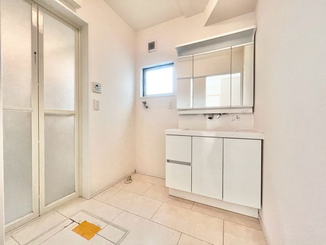 名東区香流三丁目戸建の独立洗面台|洗面化粧台！収納力の高い三面鏡です！