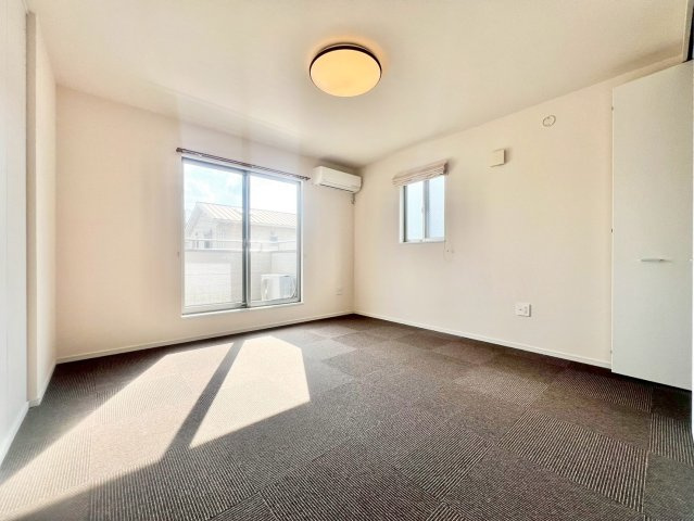 名東区香流三丁目戸建の洋室|南面の窓から温かい日差しが差し込みます！