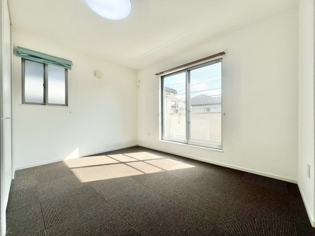 名東区香流三丁目戸建の洋室|2方向に窓のある洋室は、風通しも良好です！