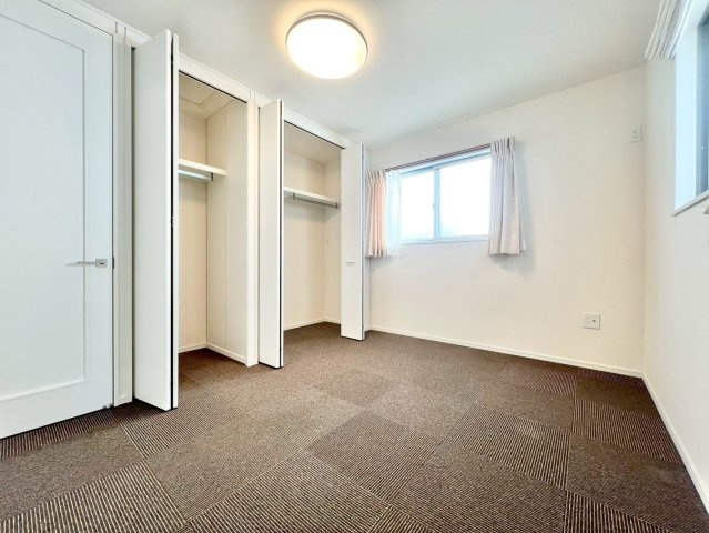 名東区香流三丁目戸建の洋室|北側も洋室にも2方向の窓があり、明るく、風通しの良いお部屋です！