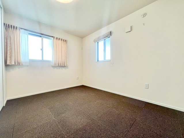 名東区香流三丁目戸建の洋室|北側も洋室にも2方向の窓があり、明るく、風通しの良いお部屋です！