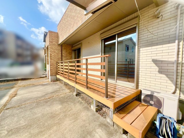 名東区香流三丁目戸建のその他|リビングと一体感のあるウッドデッキ。陽だまりの中でくつろぎの時間を楽しめます。