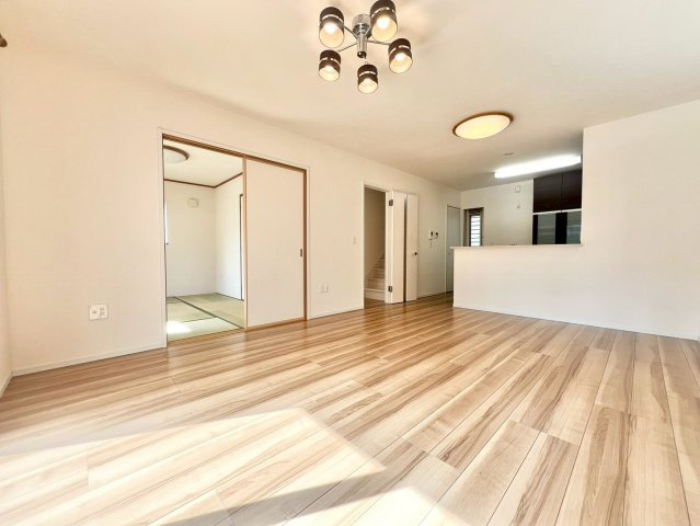 名東区香流三丁目戸建の居間・リビング|南向きの大きな開口部からたっぷりの陽光が差し込む広々LDK。隣接する和室と一体利用することで、さらに開放感のある空間としてお使いいただけます。